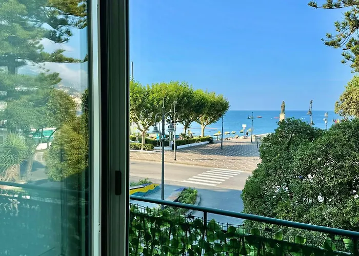 Uno Sguardo Sul Mare